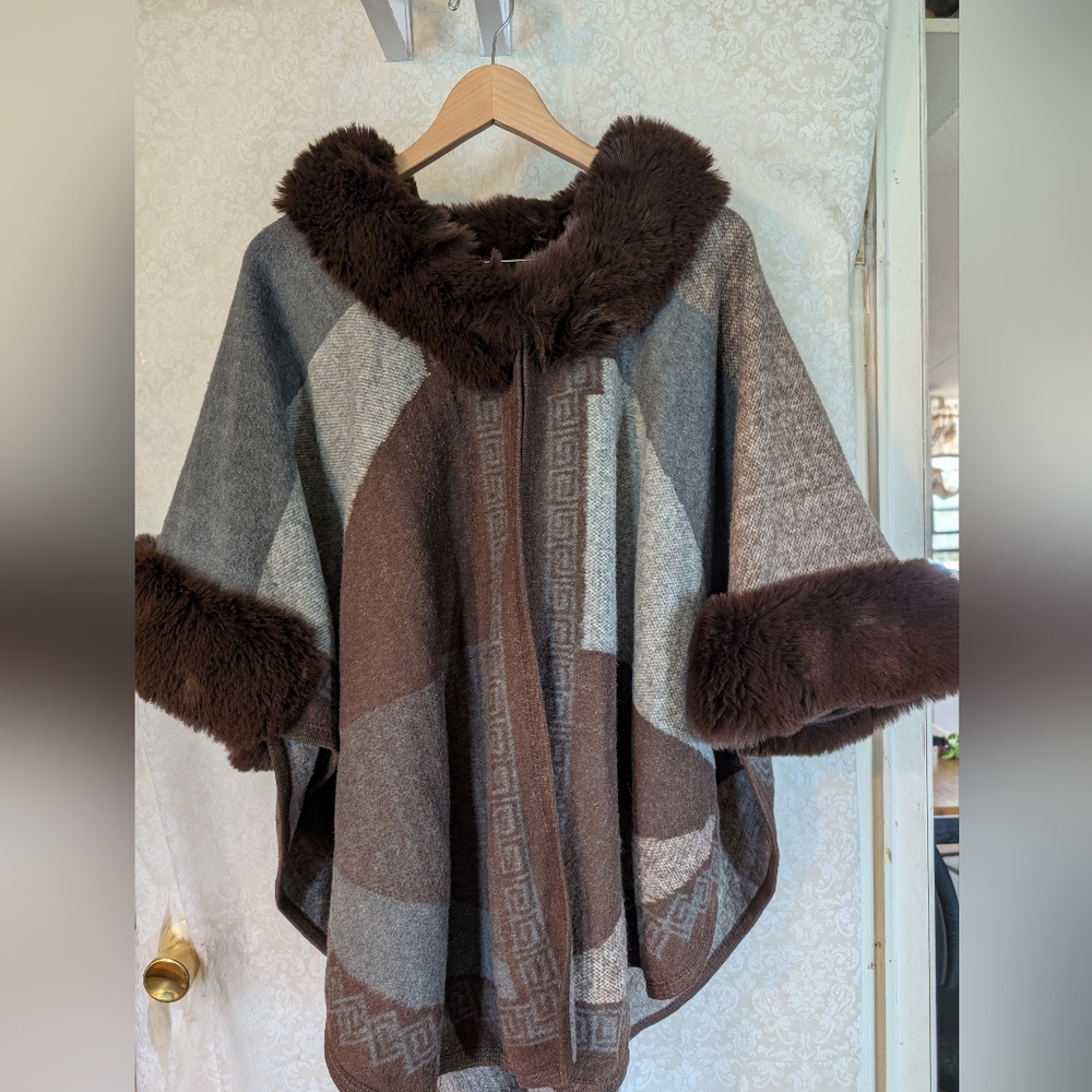 Northern Angel Poncho Wrap‎ w Faux Fur